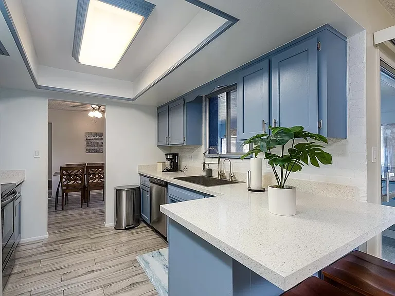 635 E Manhatton Dr — Photo 2