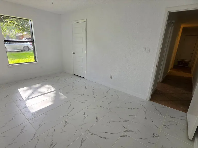 5129 Chateaux Dr — Photo 12