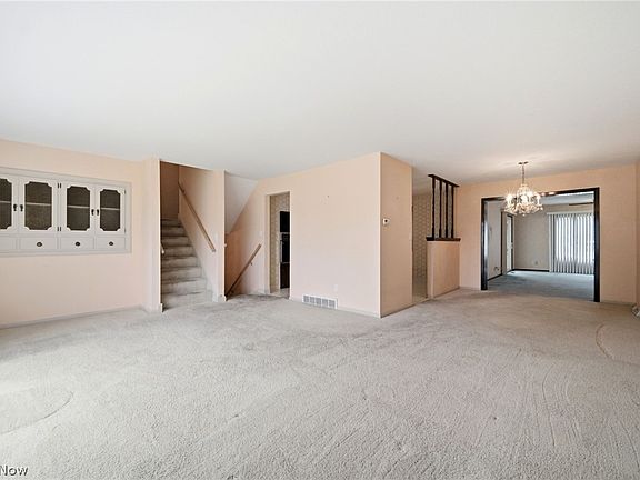 4th image of 2475 Robinhood Dr