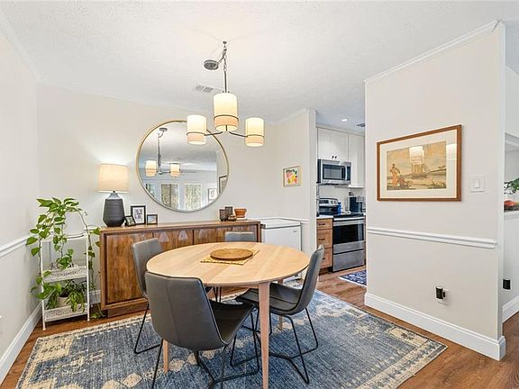 5th image of 414 Tuxworth Cir