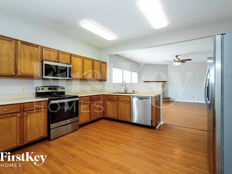 779 Heartland Dr — Photo 5