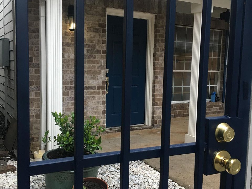 As the garage sits at the front of the house, the entrance gate secures the courtyard - meaning a safe, pretty quiet space in front of the home.