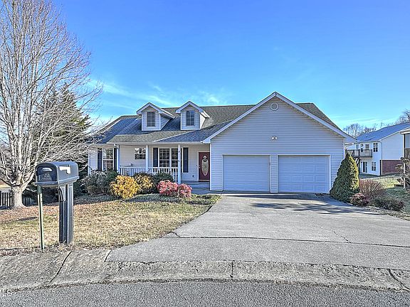 3rd image of 4 Saddlebrook Ln