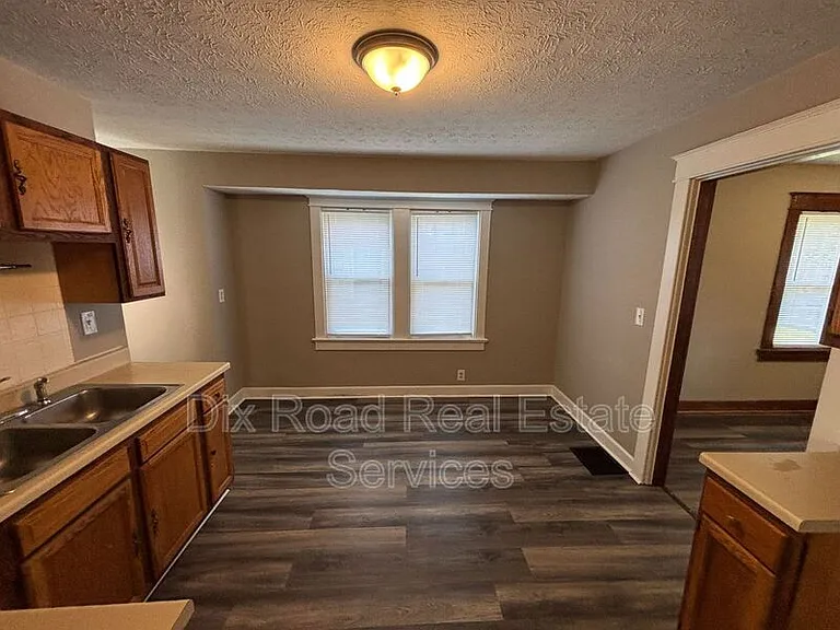 963 N E St — Photo 9
