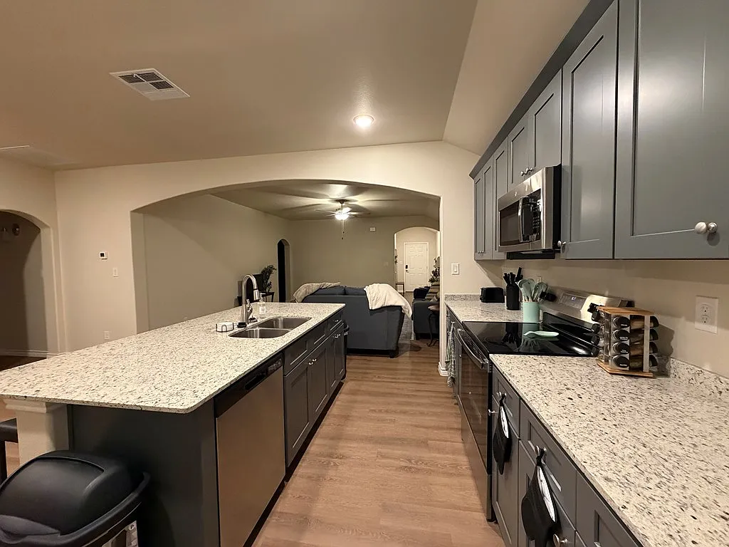 4 bed, 2.0 bath, 1933 sqft, $3,150 — Photo 4