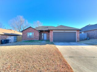 644 NW 20th St, Moore, OK 73160