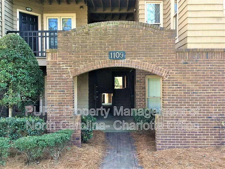1109 E Morehead St #21 — Photo 7