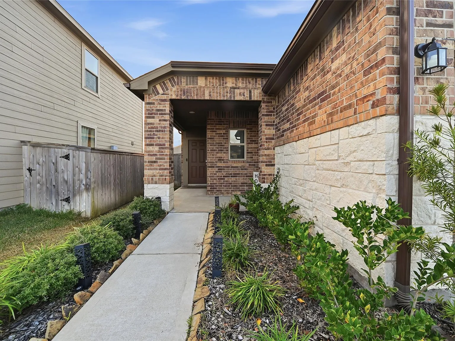 3 bed, 2.0 bath, 1268 sqft, $2,100 — Photo 2