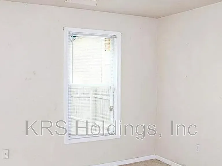 1130 Commerce Ave — Photo 5