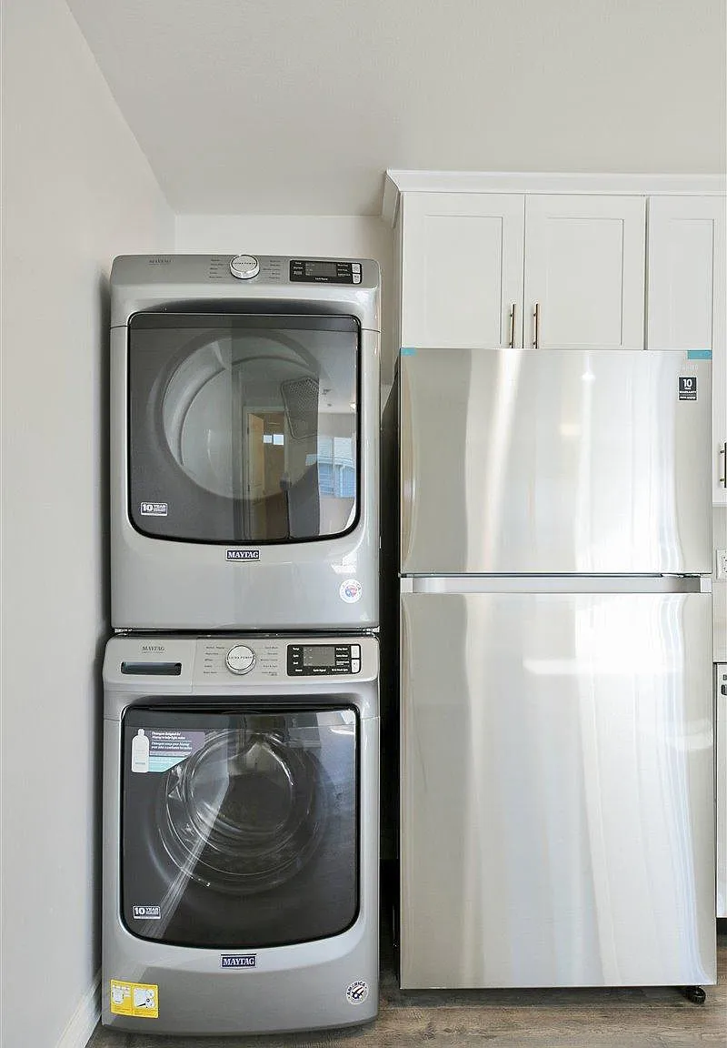 3 bed, 985 sqft, $2,995 — Photo 3