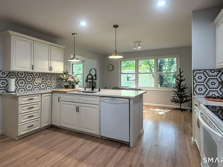 9 Canterbury Rd #9 — Photo 3
