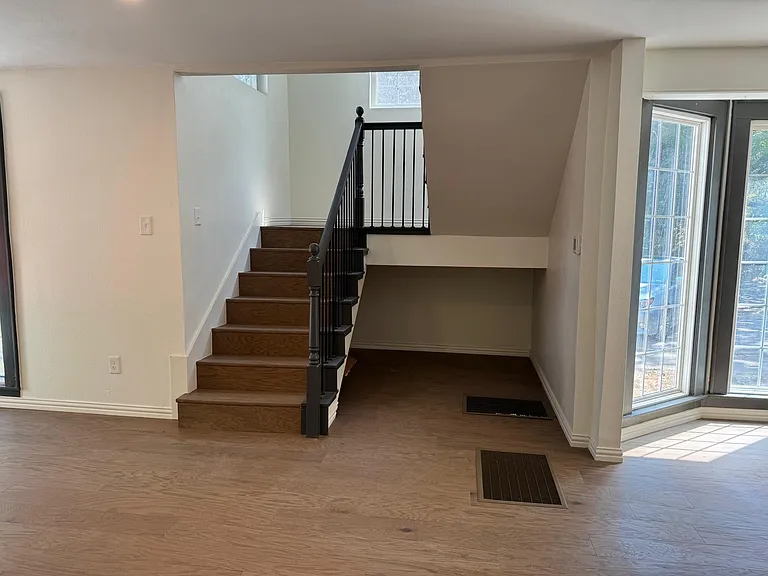 1121 E Texas St — Photo 13
