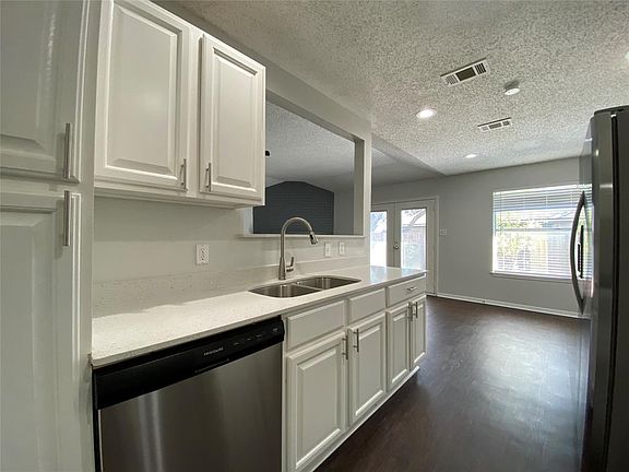 2nd image of 4204 Oakhaven Ct