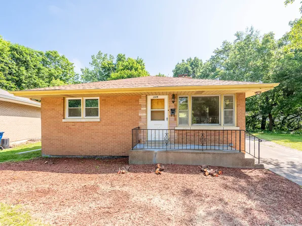 1329 Eastview Dr, Waukegan, IL 60085