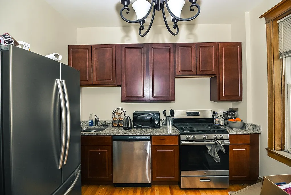 Building Photo - 852 N Leavitt St #4