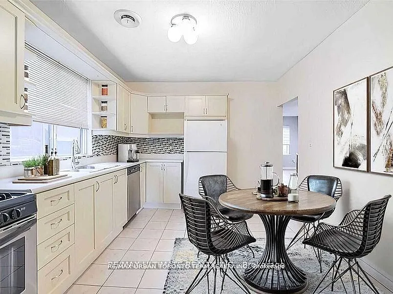 745 Coxwell Ave #UPPER — Photo 7