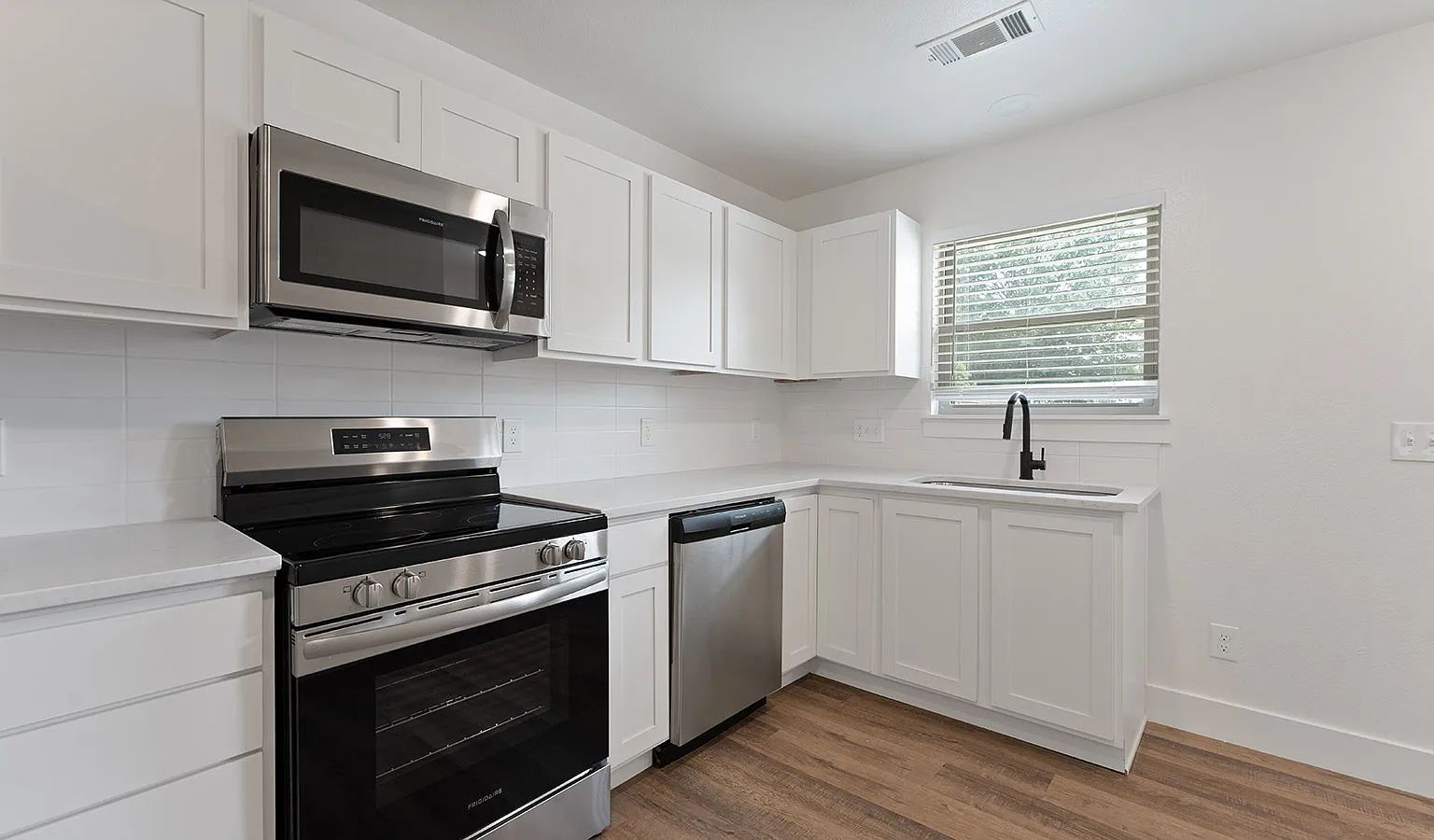 2 bed, 1.5 bath, 772 sqft, $1,395 — Photo 2