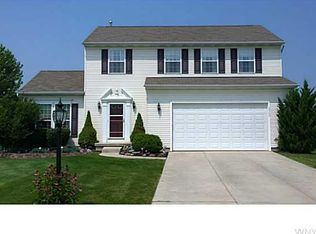 2462 Woodthrush Ct, Niagara Falls, NY 14304