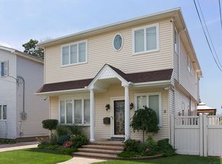 154 W End Ave, Freeport, NY 11520