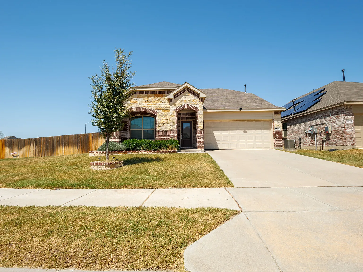 4 bed, 2.5 bath, 2348 sqft, $2,495 — Photo 2