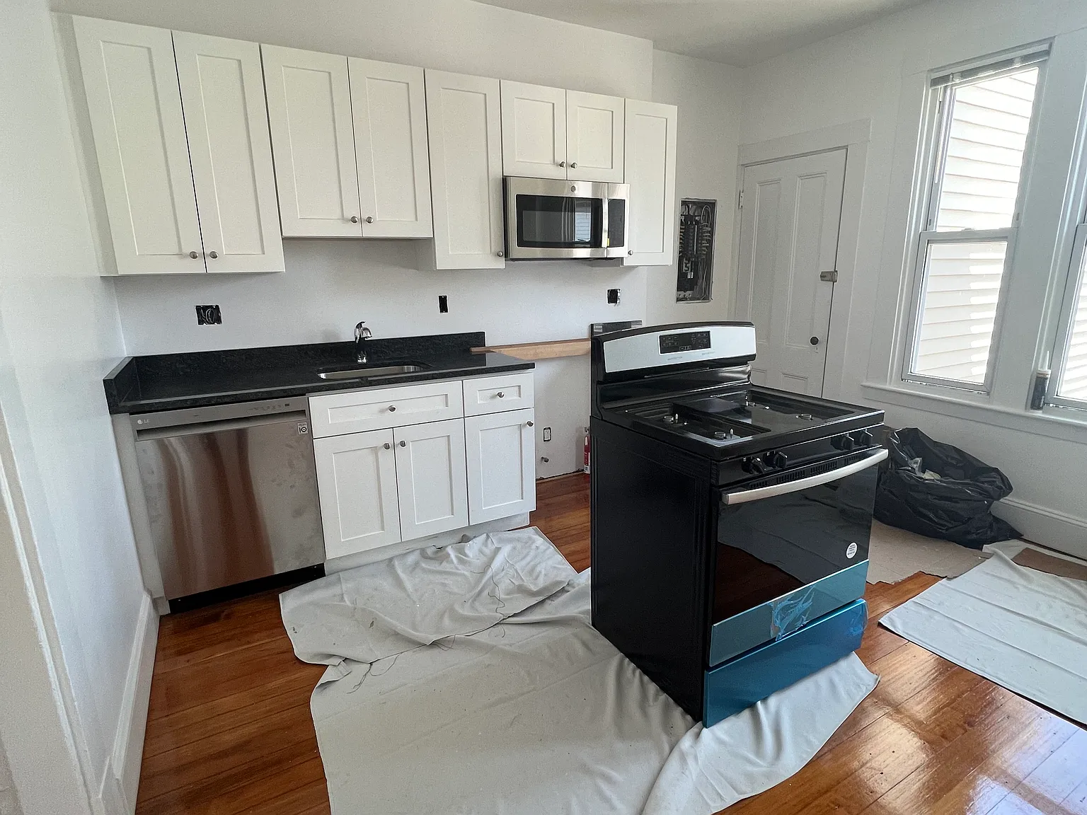 3 bed, 9999 sqft, $4,000 — Photo 1