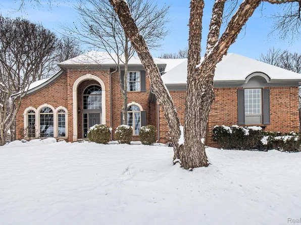 5641 Golf Pointe Dr, Clarkston, MI 48348