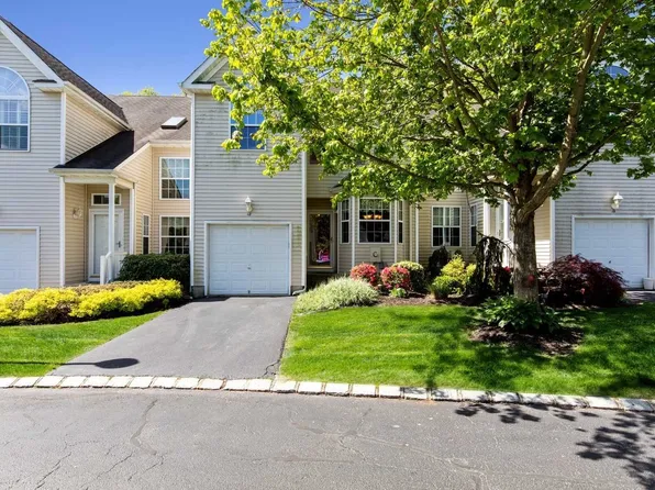 18 Cranberry Cir, Medford, NY 11763