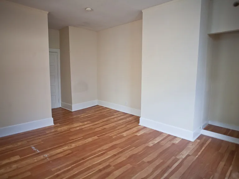 639 N Columbia St #D — Photo 2