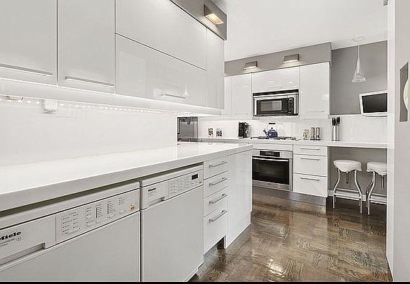 3rd image of 100 W 57th St APT 6C