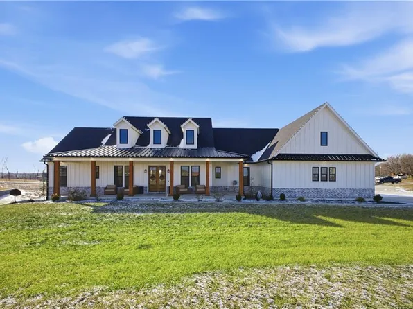 2 SE Woodview Dr, Saint Joseph, MO 64507