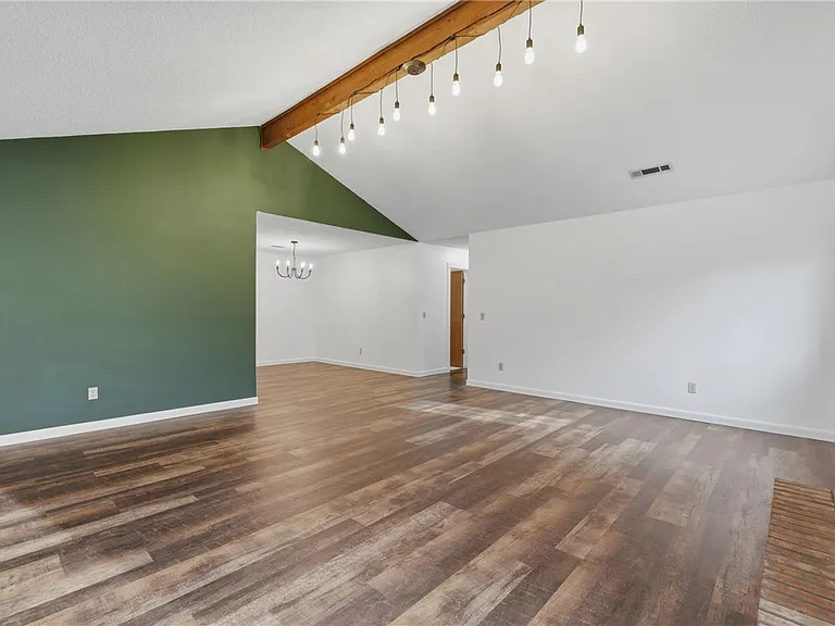 909 W Linden St — Photo 7