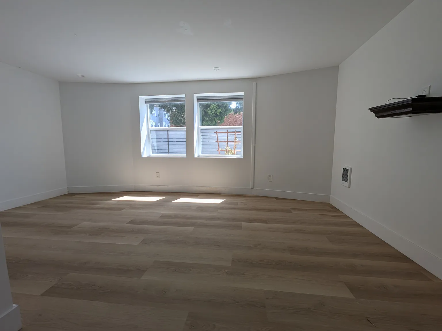 2 bed, 900 sqft, $2,400 — Photo 2