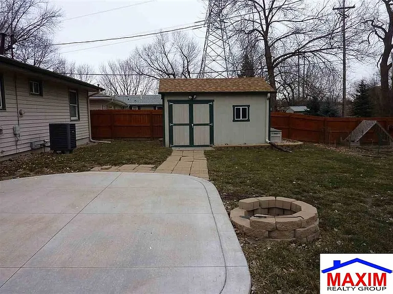 10909 Leavenworth St — Photo 16