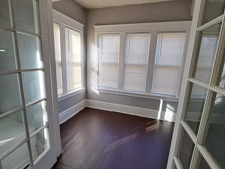 90 Winifred St W — Photo 30