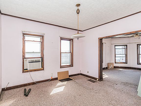 2nd image of 928 Lyman Ave