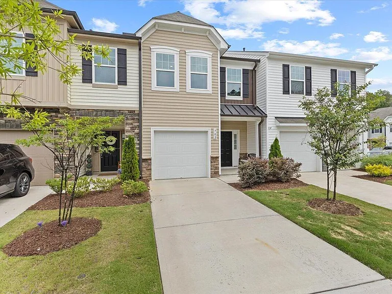 702 Ridge Cliff Ln — Photo 1