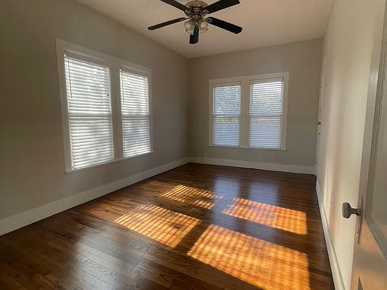 604 E Broadway St — Photo 14