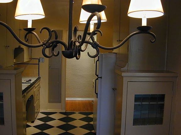 4th image of 401 N Sycamore Ave APT 2
