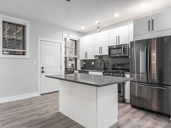 2nd image of 1062 W Glenlake Ave #1F