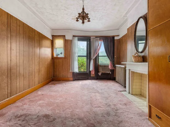 638 Warren Street image 2 of 8