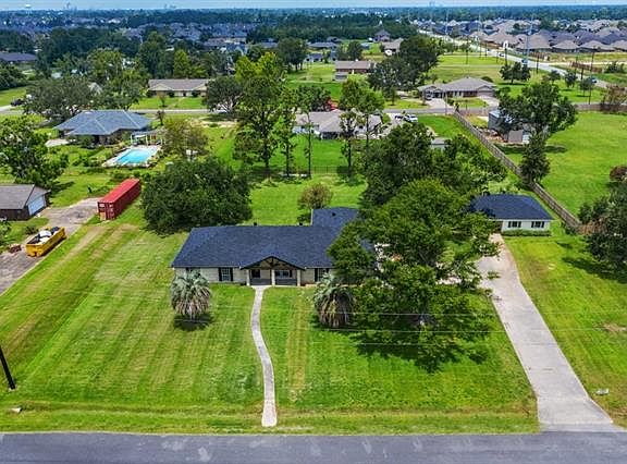 2nd image of 810 Lakelyn Dr