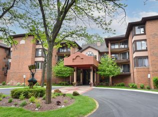 1600 W Green Tree Rd APT 122, Glendale, WI 53209