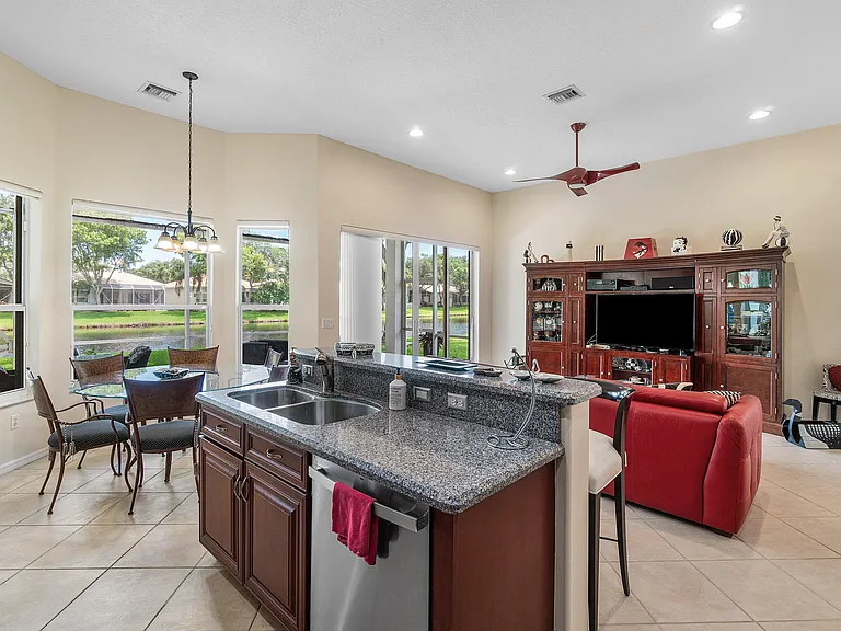 12196 Landrum Way — Photo 4