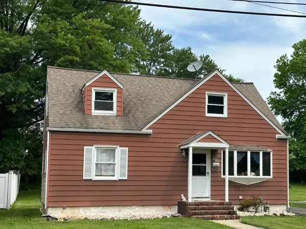 83 Linden St, Fords, NJ 08863