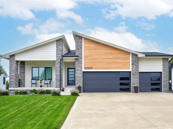 2009 Autumn Blaze Dr, Norwalk, IA 50211