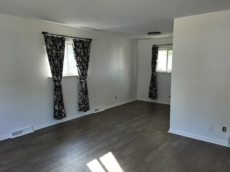 1534 Amesbury Rd — Photo 11