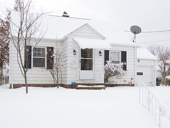 3rd image of 1312 26th St NE