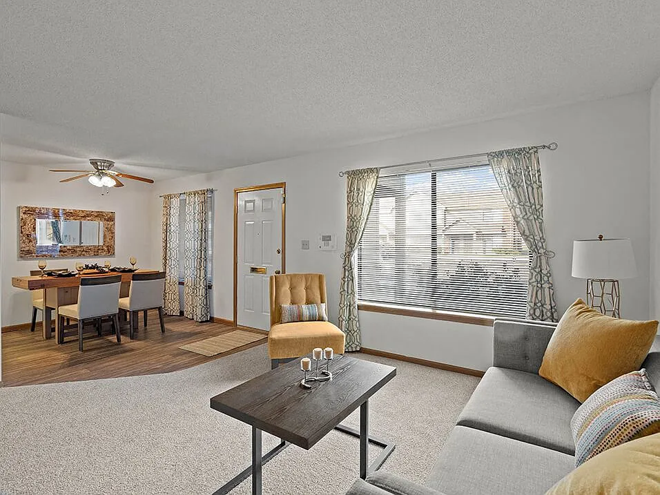 Villa West Apartments and Townhomes — Photo 3
