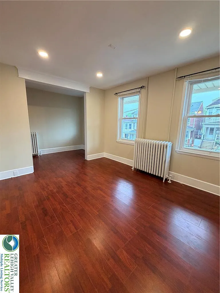 4 bed, 1.5 bath, 1692 sqft, $2,000 — Photo 3
