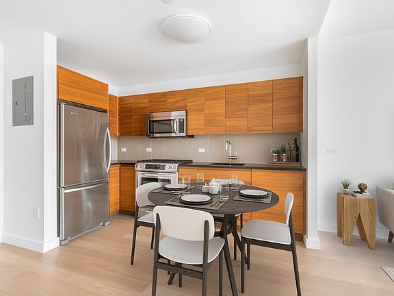 3rd image of 550 W 45th St APT 1504